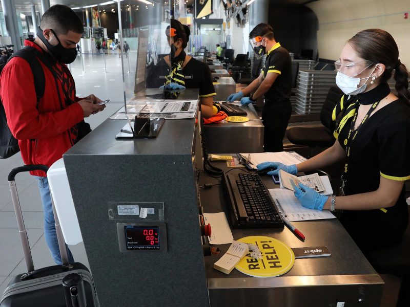 Países americanos abren fronteras en contraste con restricciones europeas
