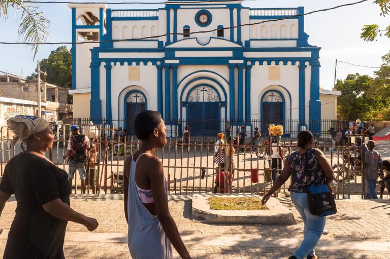 Liberan a 2 de los 17 misioneros secuestrados en Haití, según su iglesia