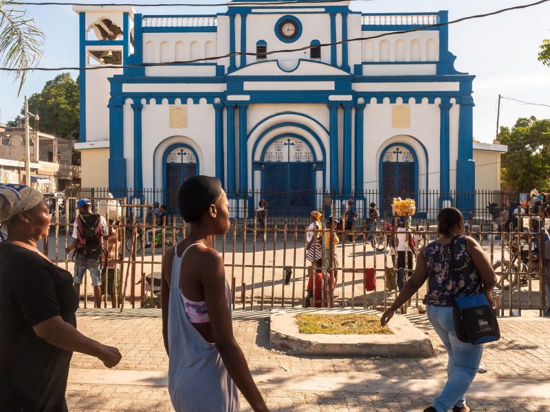 Liberan a 2 de los 17 misioneros secuestrados en Haití, según su iglesia