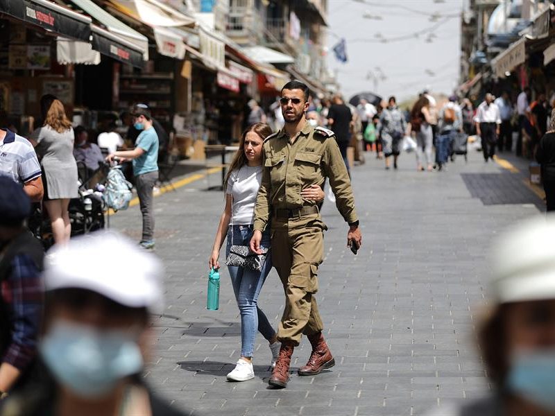 Israel prohíbe viajes con casi toda África tras primer caso de nueva variante