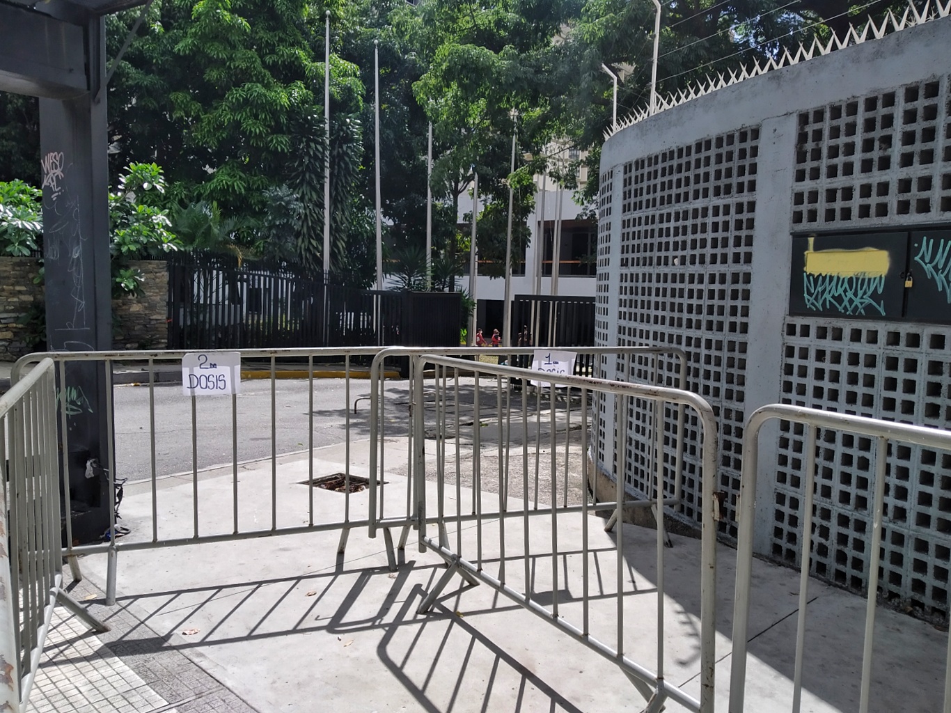 Vacíos y con horario reducido: así están los centros de vacunación en Caracas