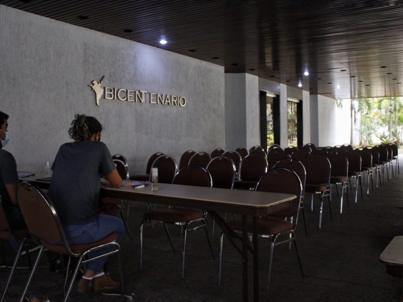 Vacíos y con horario reducido: así están los centros de vacunación en Caracas