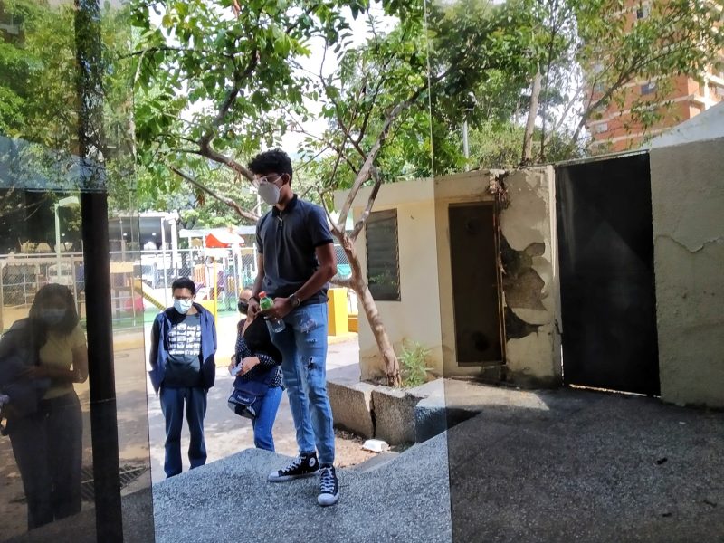 Academia de Medicina pide reforzar la vigilancia para detectar a la variante ómicron