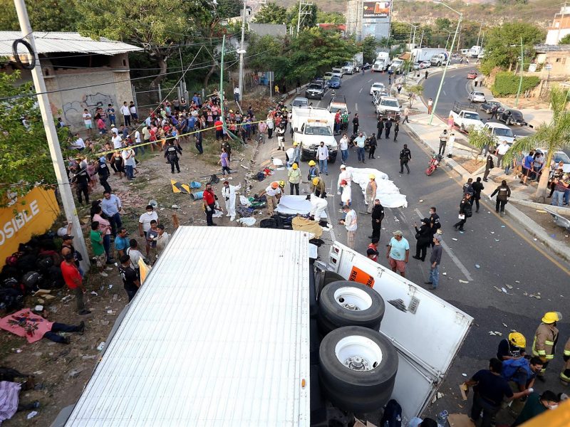 Suben a 55 los inmigrantes muertos al volcar un camión en sureste de México