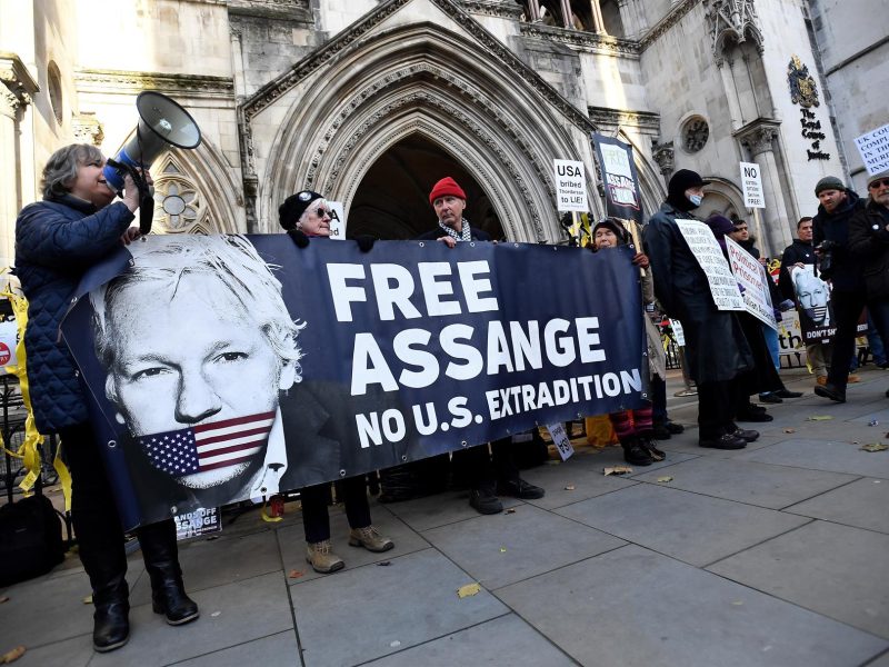 Tribunal da razón a EEUU y dicta que Assange, activista de WiliLeaks, puede ser extraditado