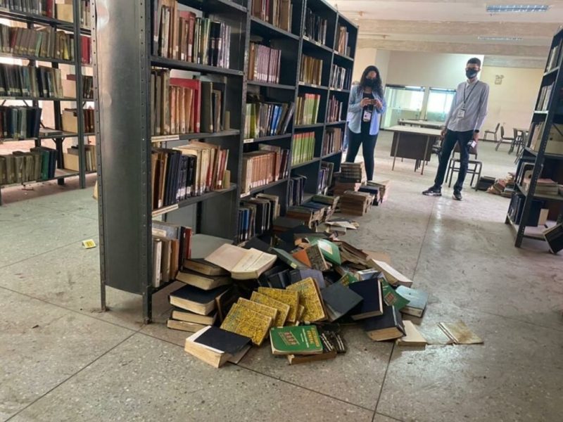 Delincuentes ingresaron a la Biblioteca de la Unexpo de Barquisimeto, estado Lara, y se llevaron al menos 40 estantes de la sala dos,