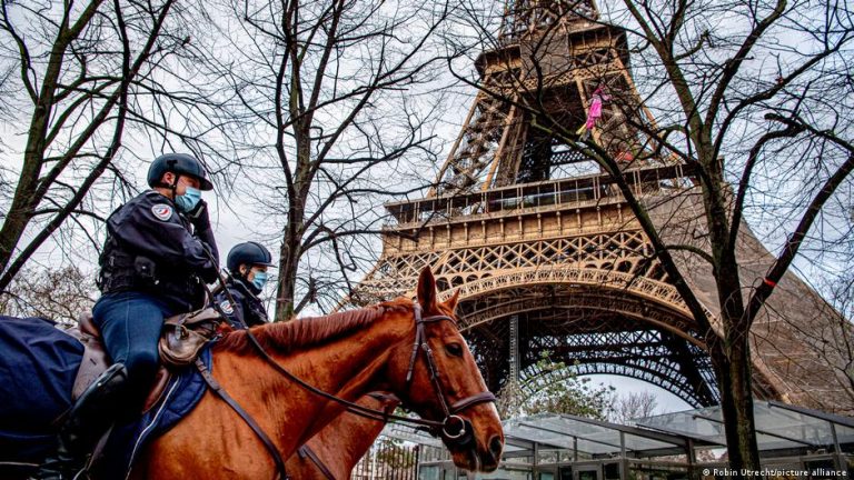 París cancela fuegos artificiales y fiestas de fin de año debido a la pandemia