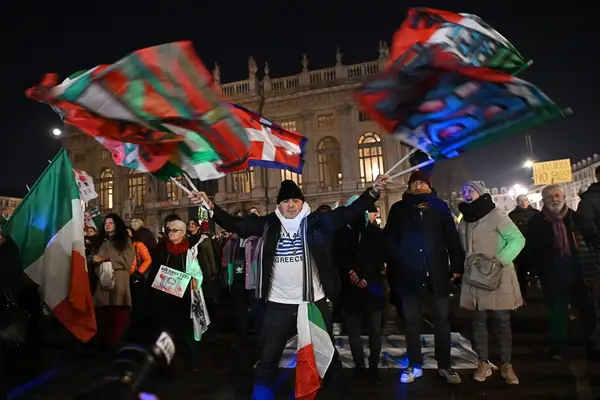 Grupo de sanitarios antivacunas asalta la asamblea de médicos en Roma