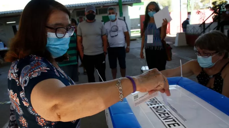 Elecciones Chile 2021: cierran las urnas y el país espera resultados en la incierta carrera entre Kast y Boric por la presidencia
