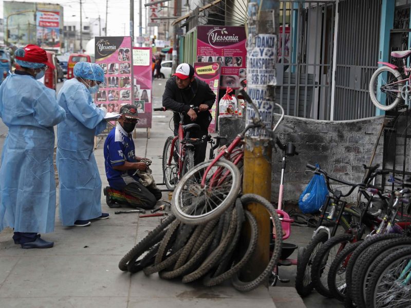 Perú confirma más casos de ómicron y adelanta a tres meses dosis de refuerzo