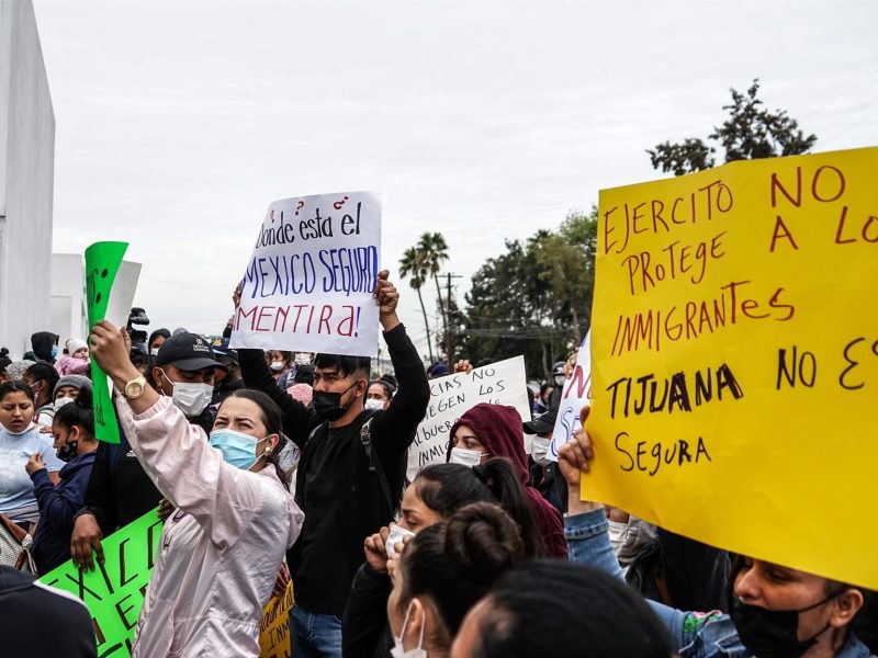 Migrantes protestan ante cuartel militar en Tijuana tras amenazas de cártel