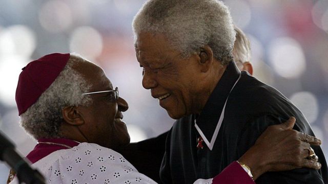 Tutu junto al ícono de la lucha antiapartheid Nelson Mandela.