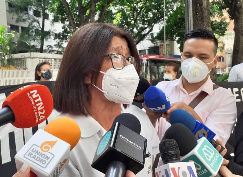 "Los pacientes no van a tener quién los atienda": Colegio de Enfermería alerta sobre déficit de personal