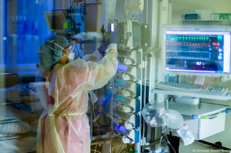 Estudio sudafricano confirma que vacunas sí preparan al sistema inmunitario contra ómicron