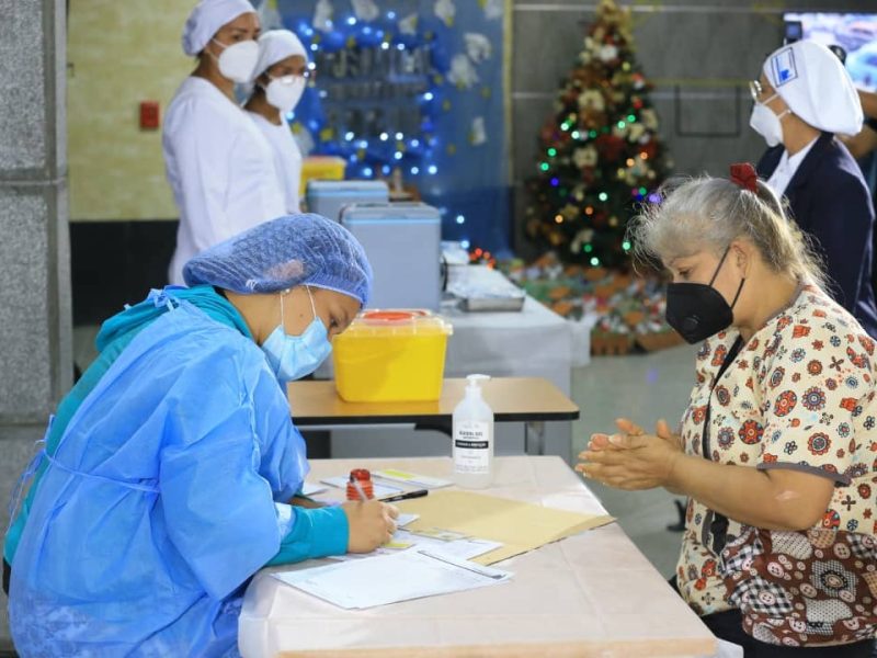 Venezuela inicia vacunación de refuerzo a trabajadores de salud este #3Ene