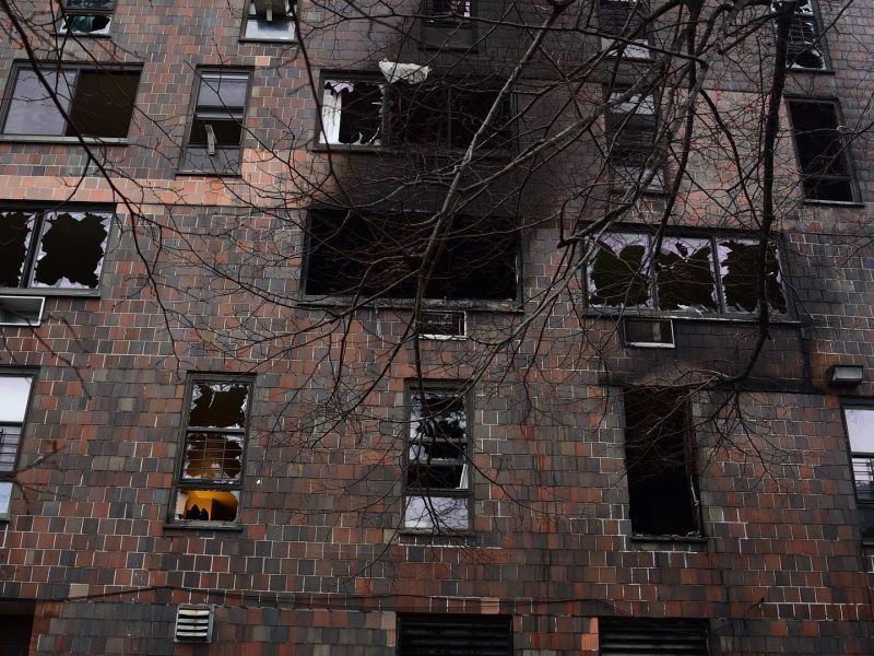 Al menos 19 muertos en un incendio en El Bronx, según medios de Nueva York