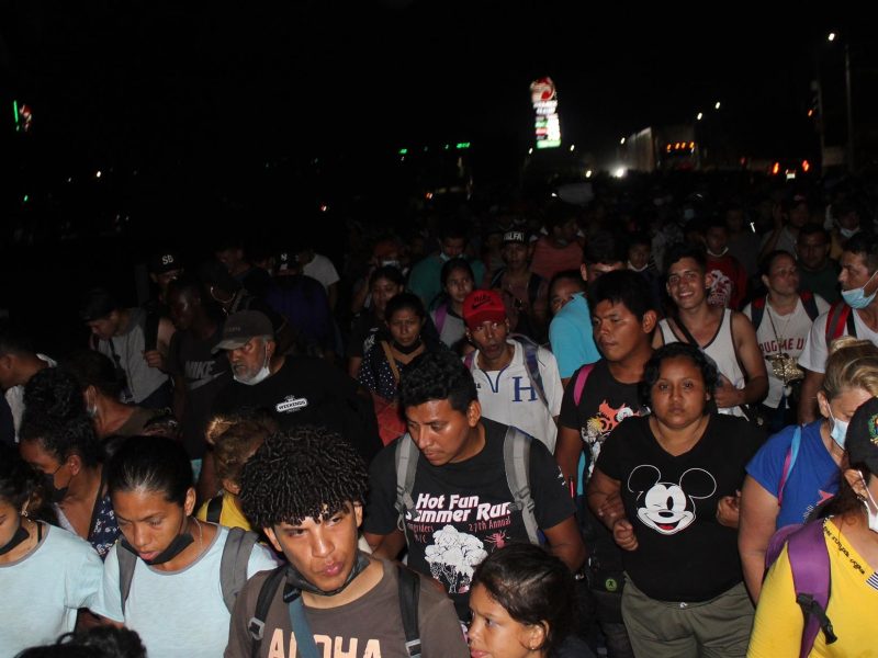 Nueva caravana de migrantes, entre ellos venezolanos, sale del sureste de México rumbo a EEUU