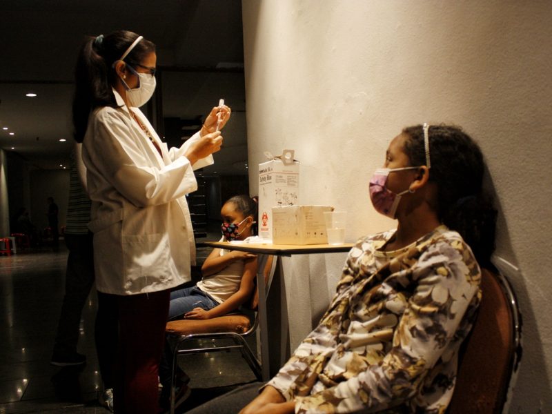 En medio del mayor aumento de casos de COVID-19 registrado desde el inicio de la pandemia, Venezuela mantiene la vacunación y busca acelerar la administración de dosis de refuerzo.