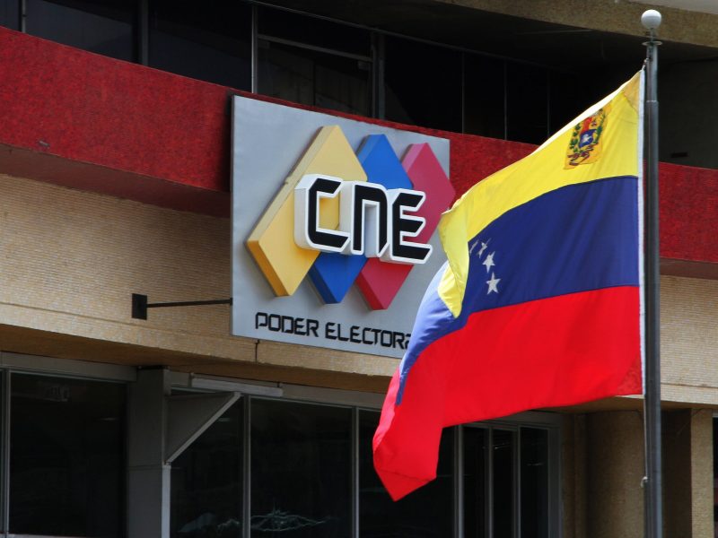 Políticos, funcionarios, militares, académicos y rectores actuales: Quiénes se postulan al CNE
