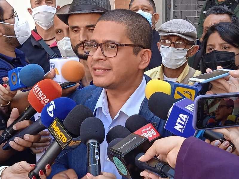 Evans rechaza «talante totalitarista» de Rodríguez y advierte que derecho a revocar sigue vigente