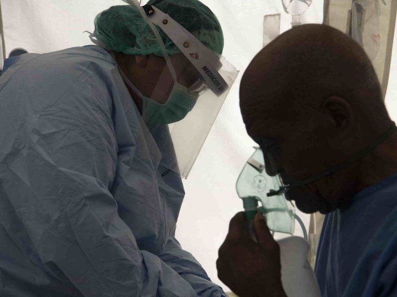 Médicos Sin Fronteras dice que aumentan hospitalizaciones por COVID-19 en Caracas