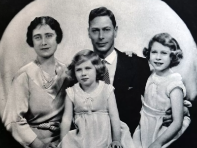 La joven princesa Isabel, a la derecha, con su hermana pequeña Margarita y sus padres cuando eran duque y duquesa de York.