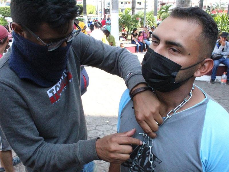 Migrantes se encadenan para presionar entrega de papeles en sureste de México