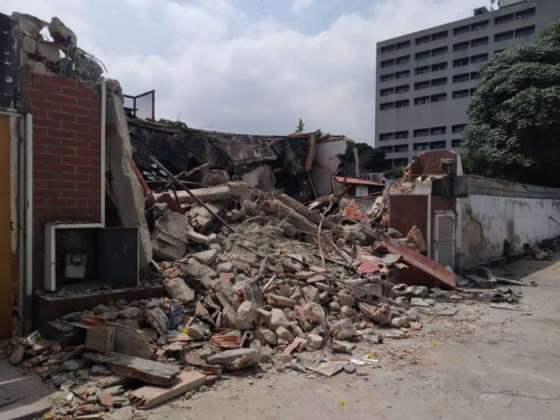 Denuncian demolición arbitraria de frutería Biruma en Chacao, luego de 65 años operando