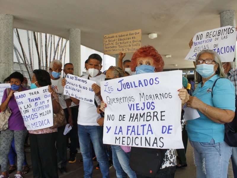 "Queremos morirnos viejos, no de hambre", claman jubilados del sector salud