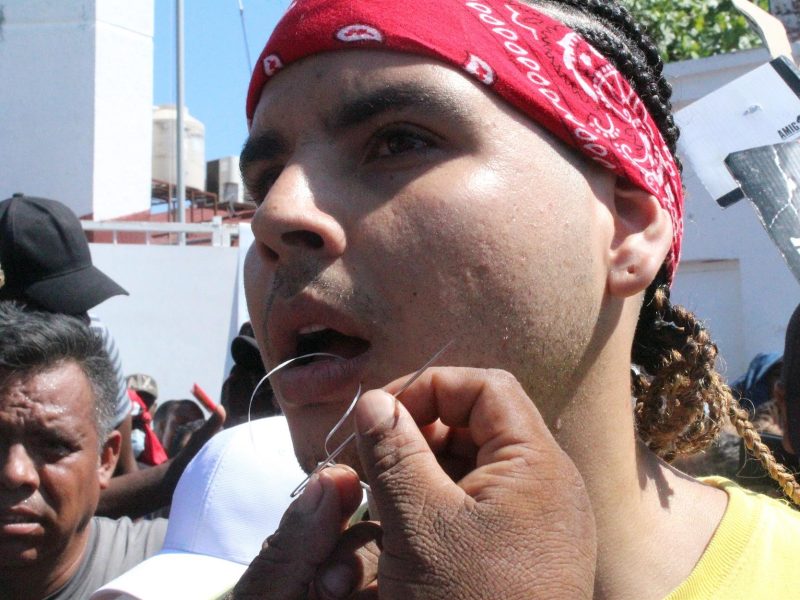 México reprueba que migrantes se autolesionen para presionar emisión de visas