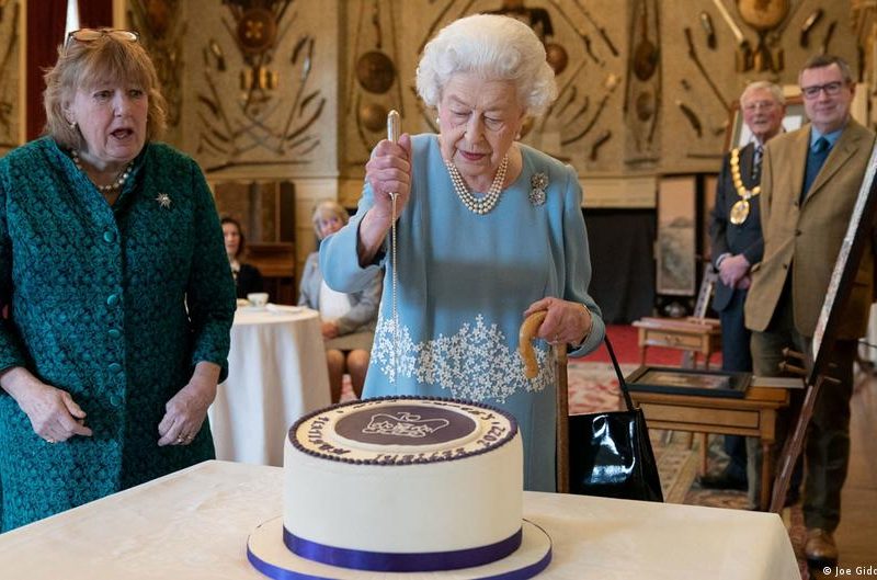 Reina Isabel II de Inglaterra contrae covid-19