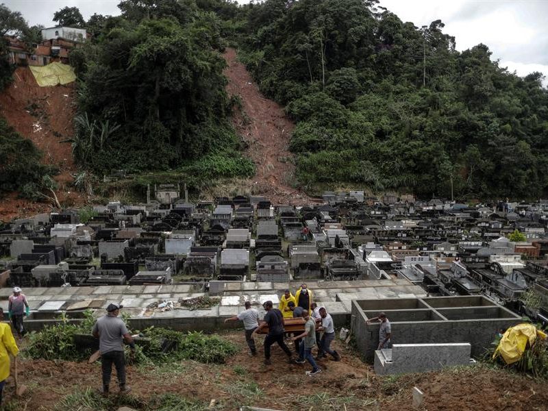 Petrópolis suma 152 muertes por lluvias y continúa búsquedas con dificultades