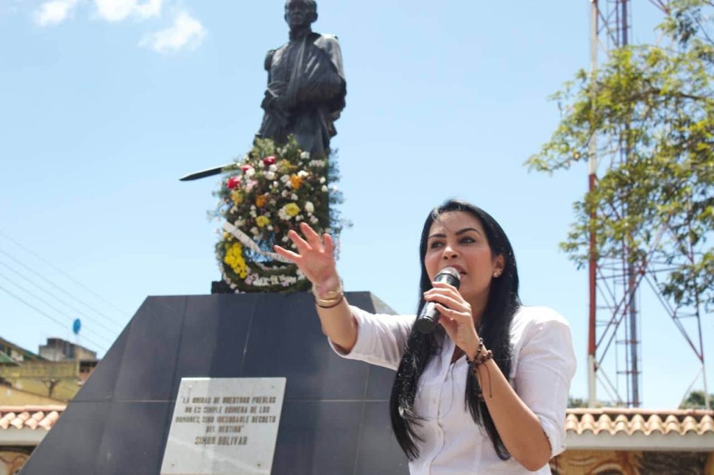 Delsa Solórzano presenta su nombre para competir en primarias opositoras