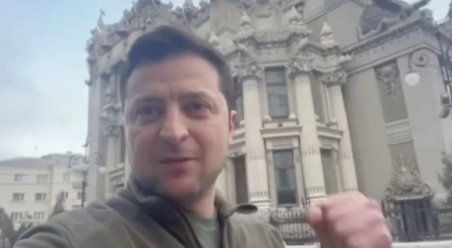 Volodymyr Zelensky en las afueras de su oficina.