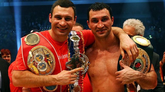 Wladimir Klitschko y su hermano Vitali Klitschko tras ganar una pelea en 2010.