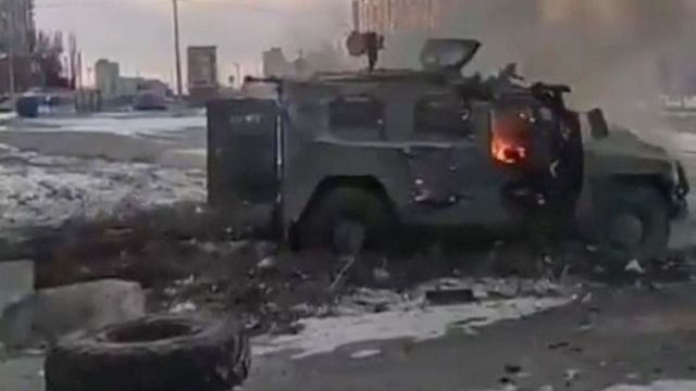 Vehículo ruso ardiendo.