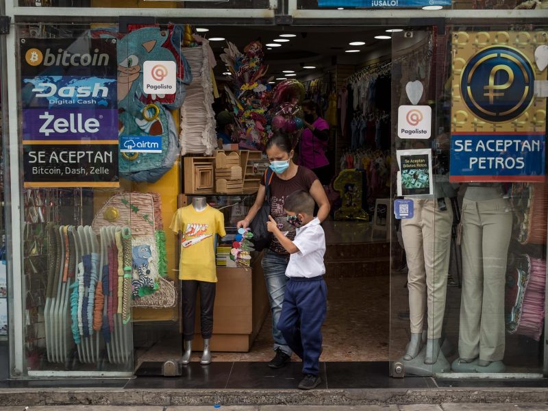 El declive del bolívar de Venezuela catapulta las criptomonedas