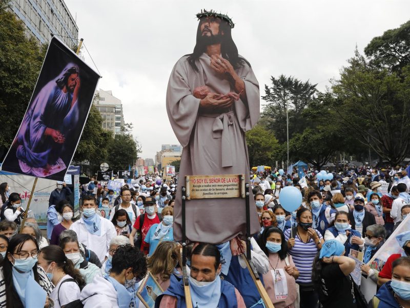 Miles de personas rechazan en la calle despenalización del aborto en Colombia