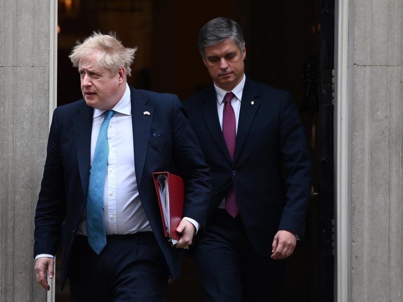 El primer ministro británico Boris Johnson (L) con el embajador ucraniano Vadym Prystaiko (R)