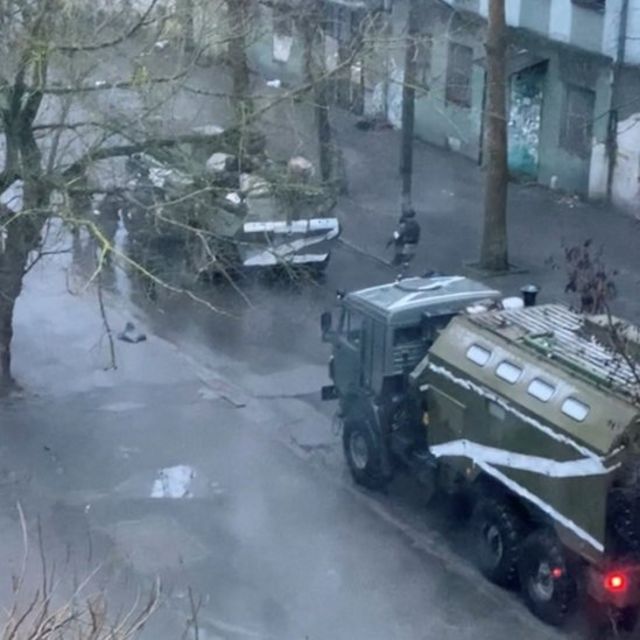 Vehículos militares en Jersón.