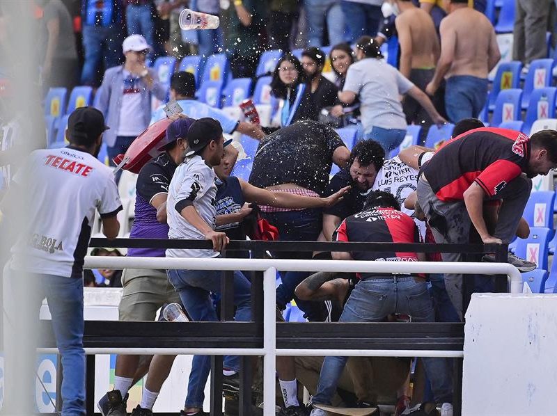 Lo que sabe tras la violencia en estadio de fútbol de Querétaro