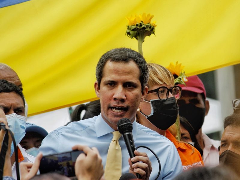 Lo que está detrás de las agresiones a Juan Guaidó, según analistas