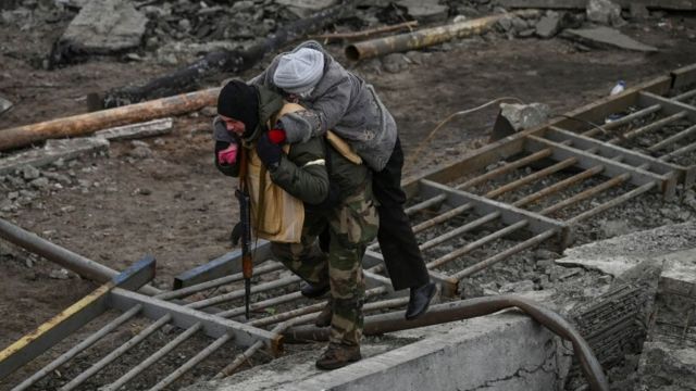 hombre llevando a una persona en hombros en Irpín