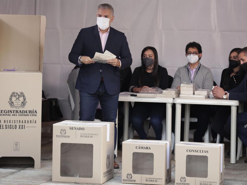 Duque emite su voto y destaca el "hito histórico" de las curules de paz