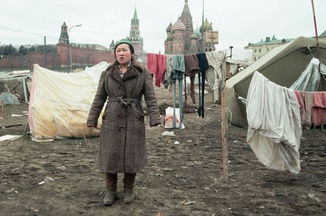 Una ciudad de tiendas de campaña a la vista de la Catedral de San Basilio y el Kremlin durante la crisis económica de 1990.