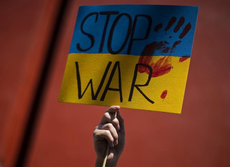 Ucrania y Rusia retoman un difícil diálogo mientras siguen los combates