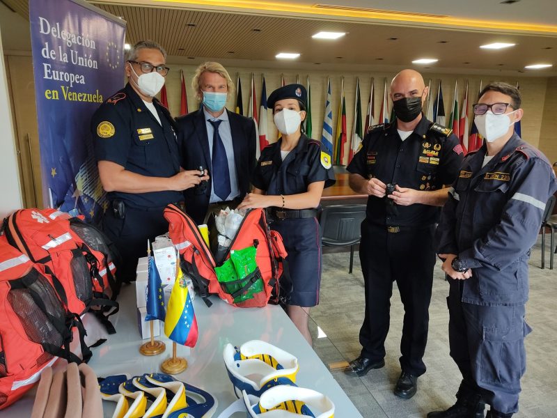 Unión Europea hizo donativo a bomberos de la UCV y la USB