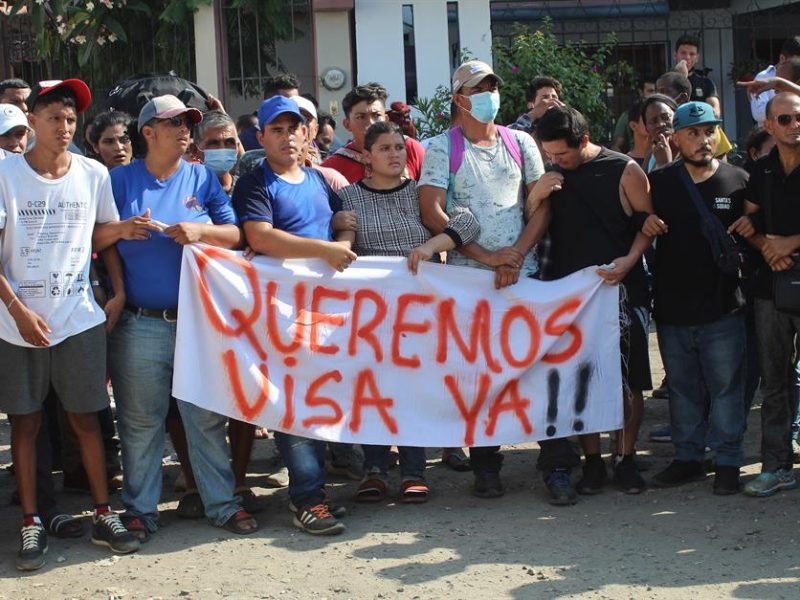 Venezolanos y otros migrantes bloquean calles en sur de México para exigir regularización