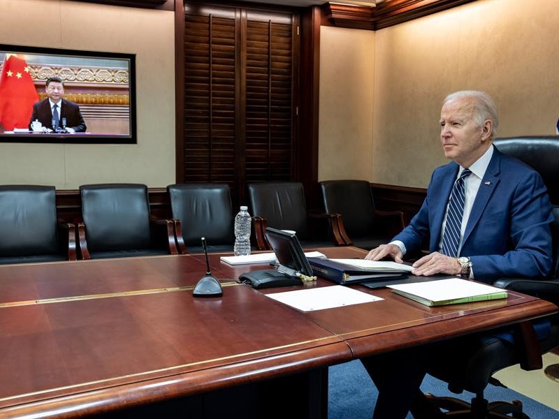Biden advierte a Xi Jinping de las "implicaciones" para China si ayuda a Rusia