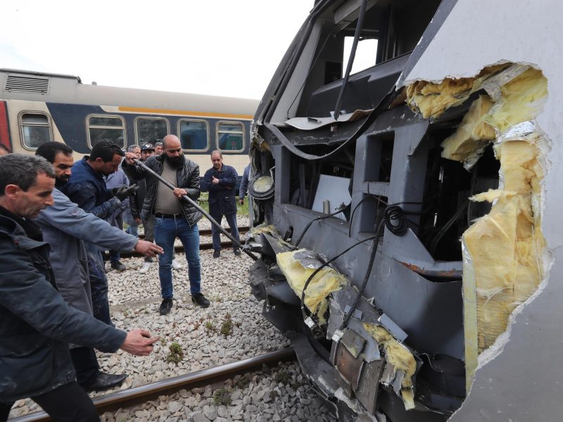 Colisión de trenes deja 72 heridos